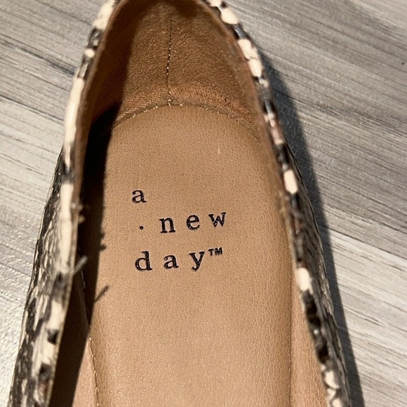 A New Day Faux Snakeskin Pointy Toe Flats Size 7 - Picture 4 of 6